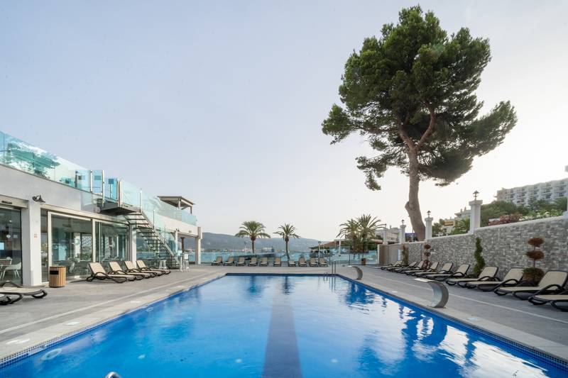 Outdoor swimming pool Seramar Comodoro Beach Hotel Palmanova