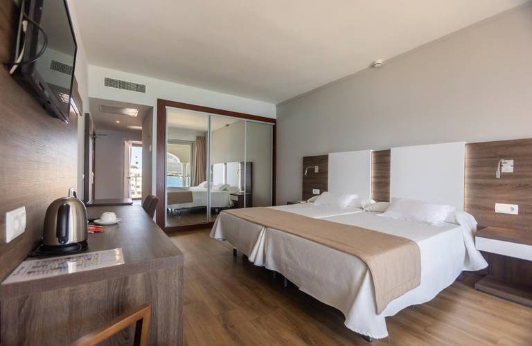 Familiar vista mar Hotel Seramar Comodoro Playa Palmanova